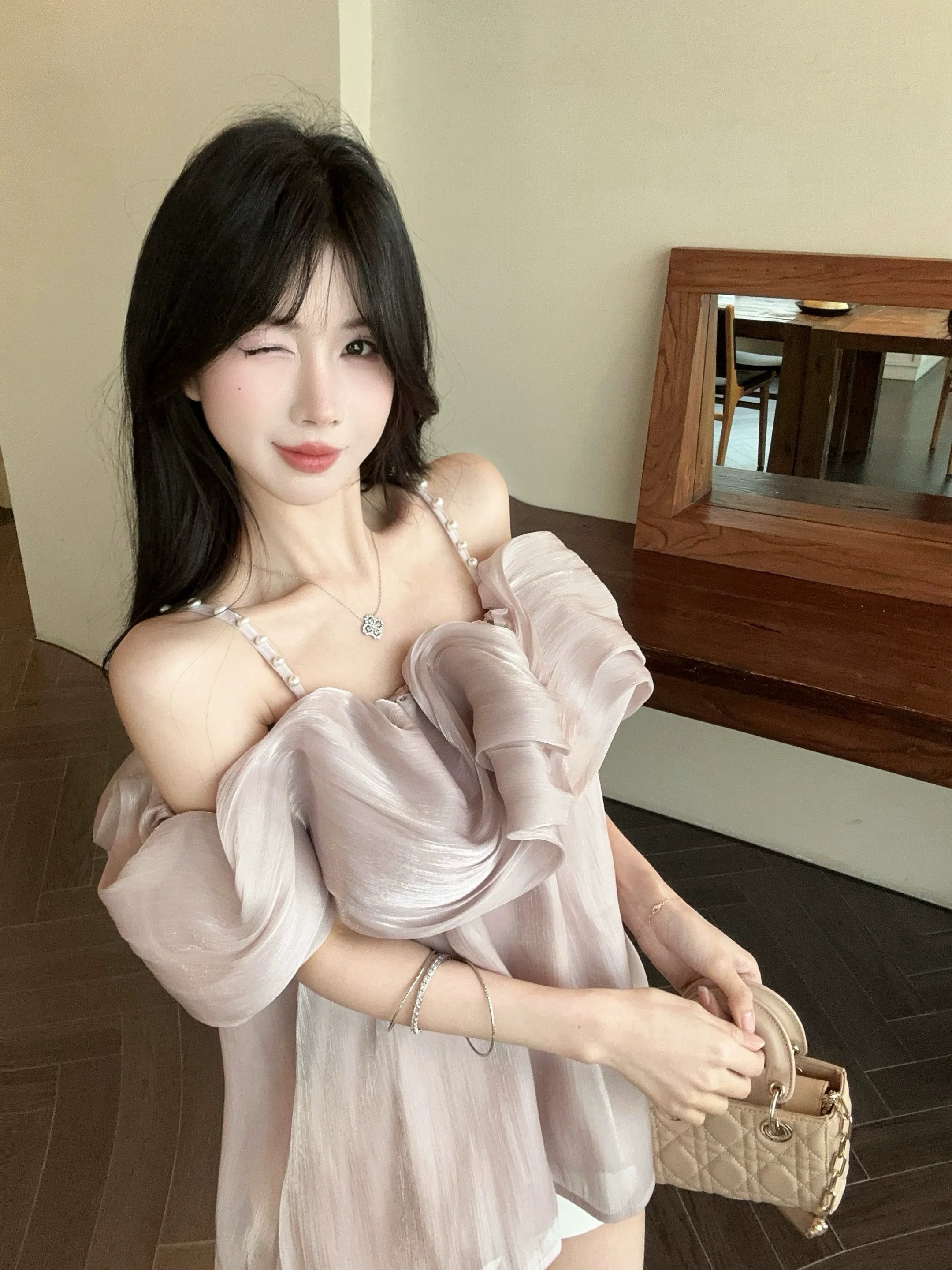 Queen behaviour top CTO977 images